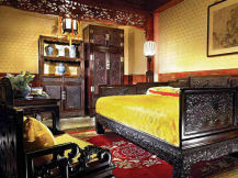 常言说：睡紫檀、坐酸枝、入药黄花梨、器皿鸡翅木